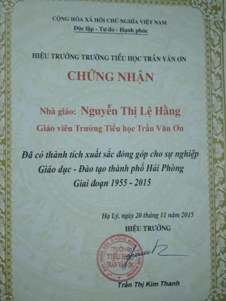 Trong quá trình giảng dạy cô giáo Hằng đã đạt được nhiều bằng khen và giấy chứng nhận những thành tích xuất sắc trong sự nghiệp Trong quá trình giảng dạy cô giáo Hằng đã đạt được nhiều bằng khen và giấy chứng nhận những thành tích xuất sắc trong sự nghiệp