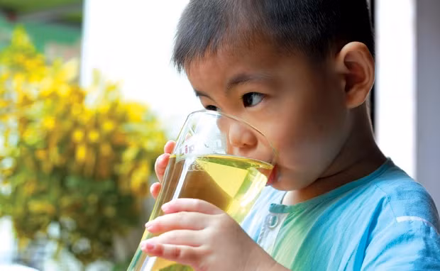 co-nen-cho-tre-em-uong-tra-tra-sua11465985398