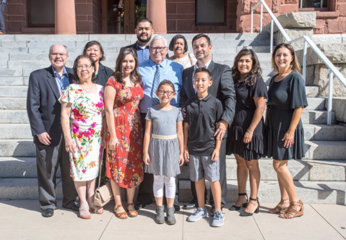 Hugh Nguyen và ông Roy Patterson chụp ảnh cùng gia đình của Hugh tại tòa án quận Cam ở Santa Ana hôm 21/9. ugh Nguyen, the Orange County Clerk-Recorder, right center, stands with his father, Roy Patterson, of Cookeville, Tennessee, center, along with other members of Nguyens family on the Old Orange County Courthouse in Santa Ana on Friday morning, September 21, 2018.