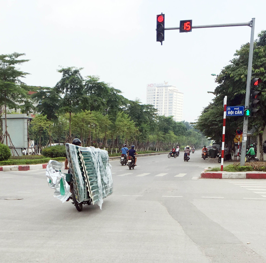 Những chuyến xe chở tôn nghênh ngang