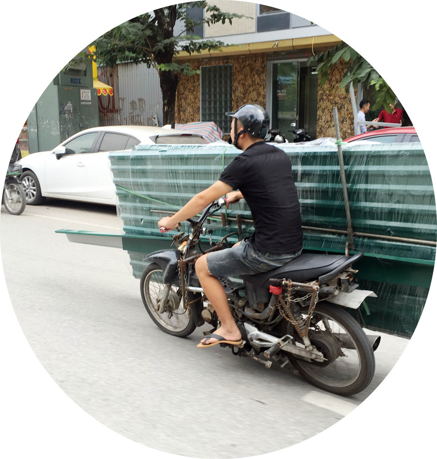 Xe cũ nát được tận dụng chở vật liệu nguy hiểm