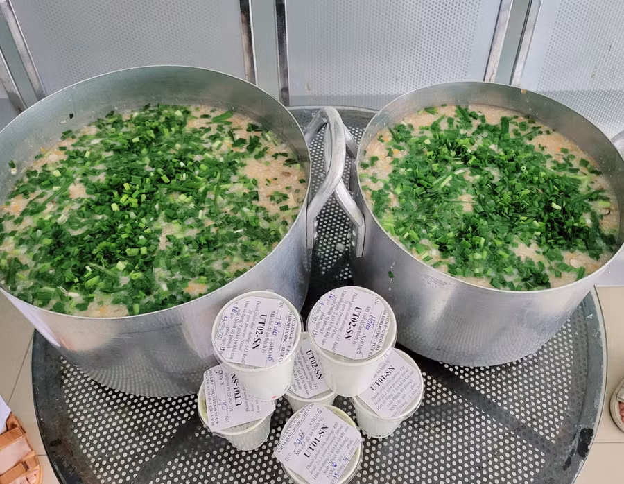 Những suất ăn thơm ngon, đầy đủ dinh dưỡng sẽ phần nào giúp bệnh nhân nghèo bớt khó khăn trong quá trình điều trị.