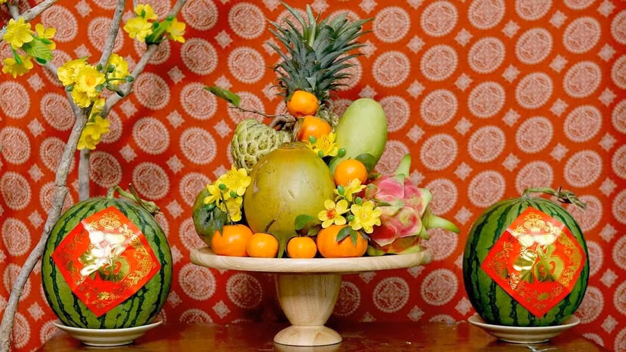 Với người miền Nam, mâm ngũ quả ngày tết bao gồm “Cầu sung vừa đủ xài”.