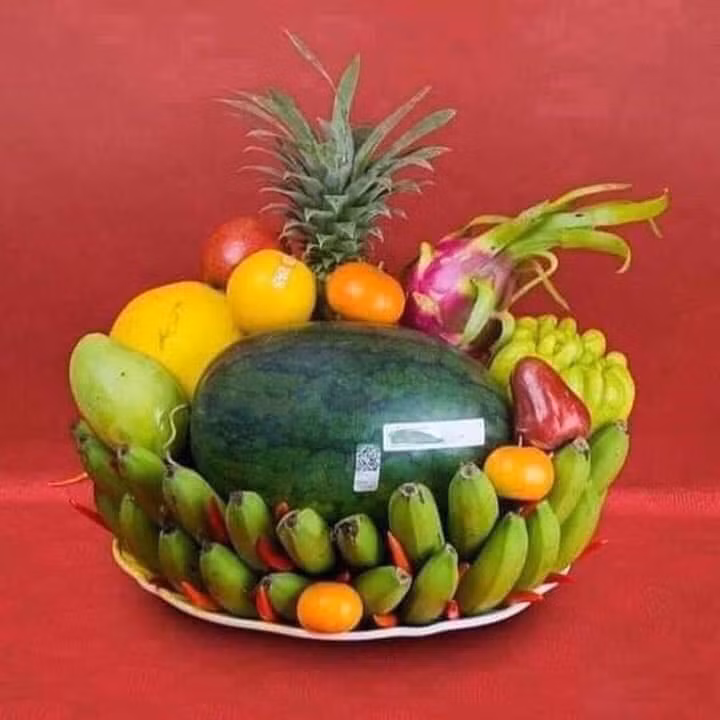 Trong mâm ngũ quả miền Bắc, chuối hay phật thủ thể hiện sự che chở của trời đất thiên nhiên cho con người và gia đình sum vầy, đầm ấm, quây quần bên nhau.