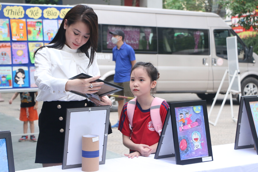 Mẹ và bé cùng thăm quan khu trưng bày các tác phẩm tranh vẽ của học sinh. Mẹ và bé cùng thăm quan khu trưng bày các tác phẩm tranh vẽ của học sinh.