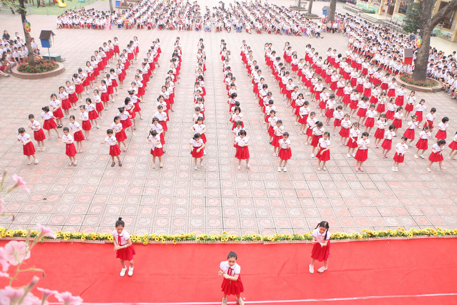 Học sinh tham gia đồng diễn hát múa tại sân trường.