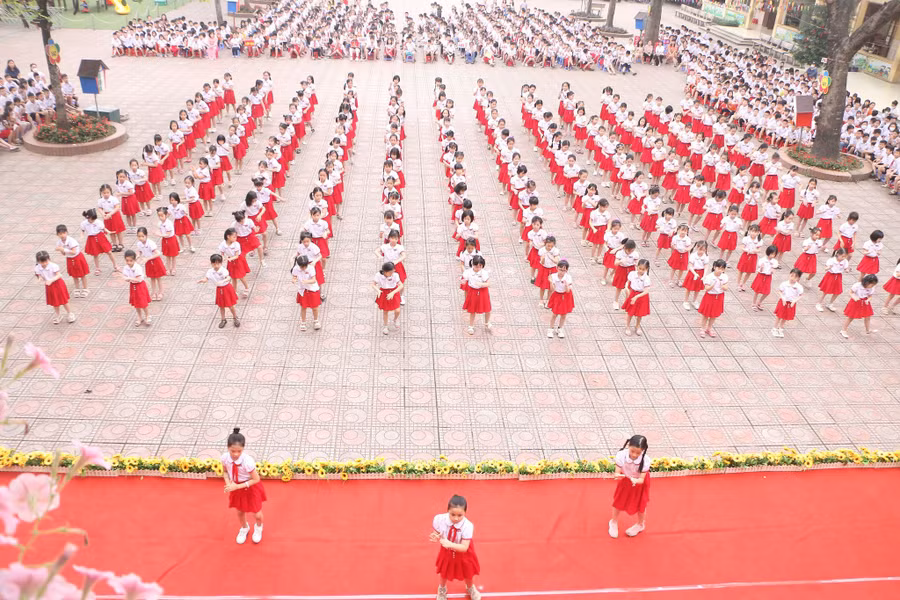 Học sinh tham gia đồng diễn hát múa tại sân trường.