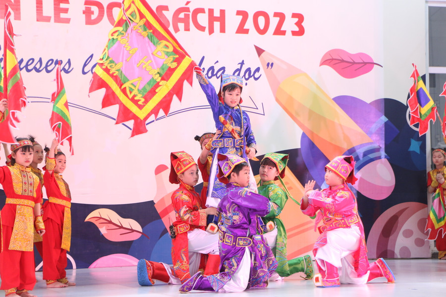 Tiết mục của các em học sinh tái hiện lại hình ảnh của người anh hùng trẻ tuổi Trần Quốc Toản. Tiết mục của các em học sinh tái hiện lại hình ảnh của người anh hùng trẻ tuổi Trần Quốc Toản.