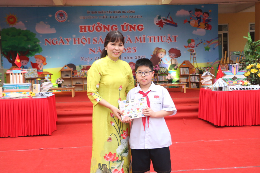 Cô Hiệu trưởng Trần Thị Quyên tặng quà cho học sinh xuất sắc trong phong trào đọc sách của trường.