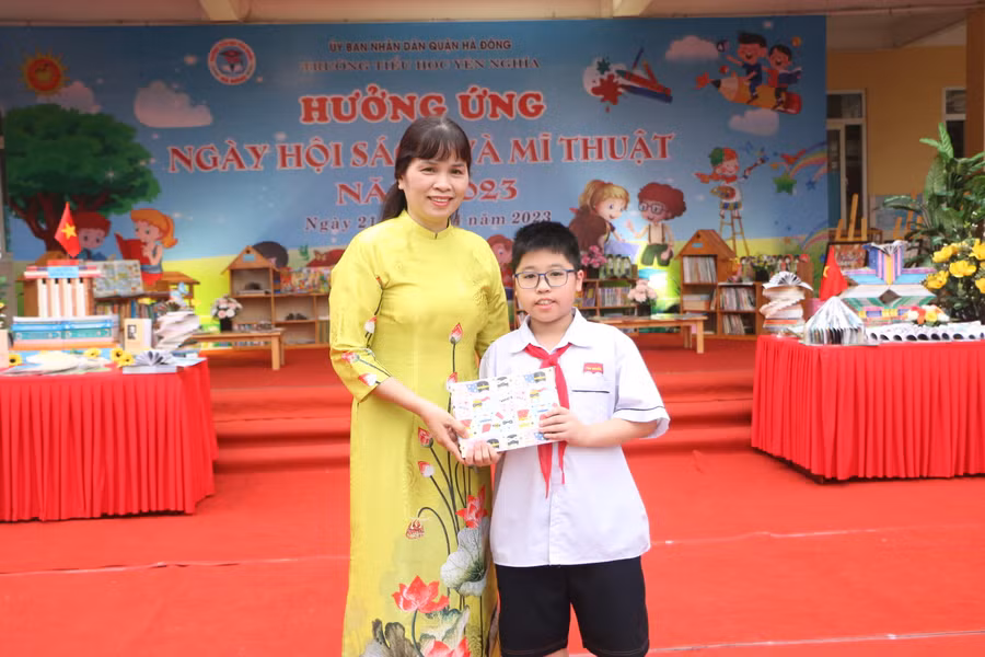 Cô Hiệu trưởng Trần Thị Quyên tặng quà cho học sinh xuất sắc trong phong trào đọc sách của trường.