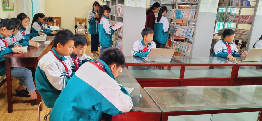Không gian thư viện được các em tận dụng để thỏa mãn nhu cầu đọc sách và tra cứu tài liệu học tập qua máy tính có kết nối internet.