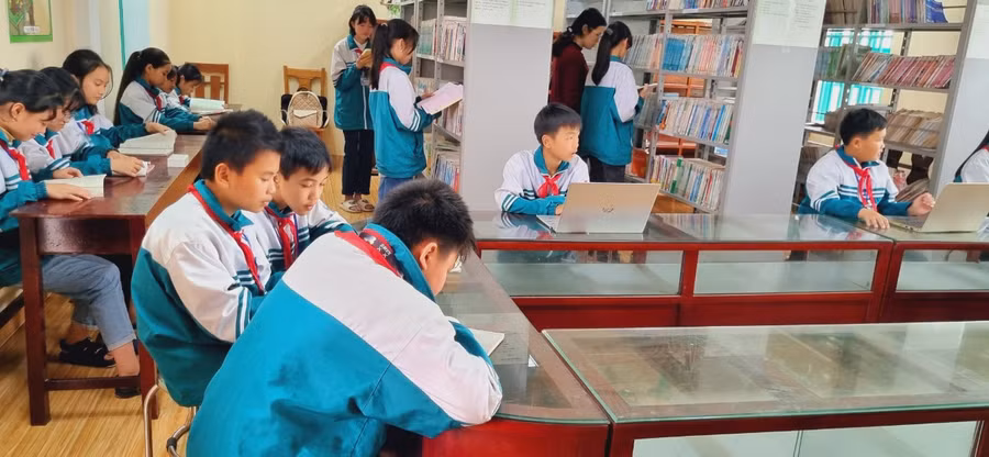 Không gian thư viện được các em tận dụng để thỏa mãn nhu cầu đọc sách và tra cứu tài liệu học tập qua máy tính có kết nối internet.
