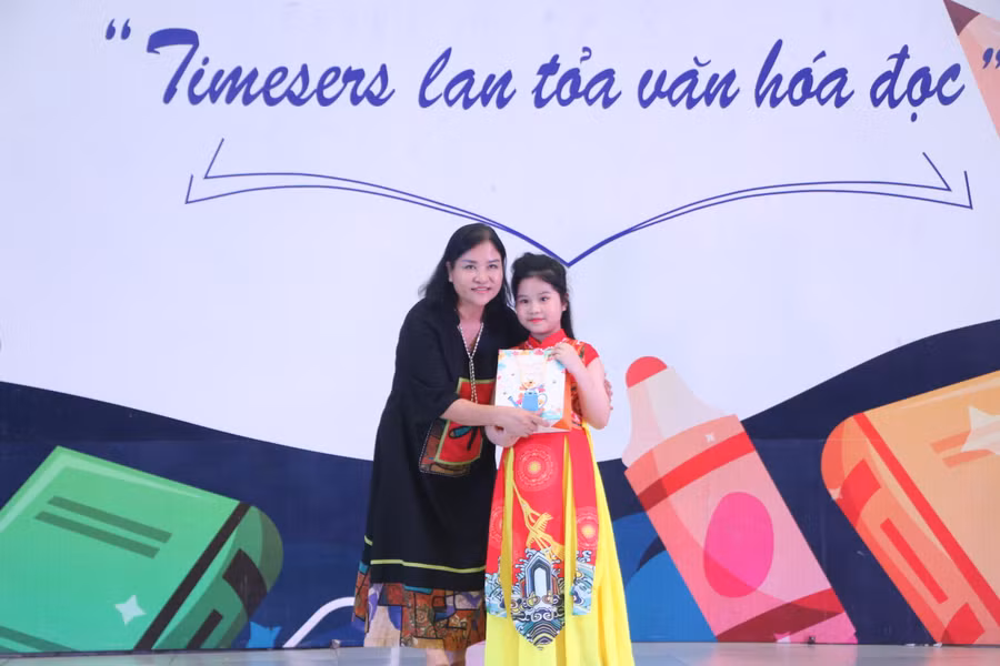 TS Nguyễn Thị Ban - Chủ tịch HĐQT Hệ thống giáo dục Times School trao giải cho học sinh.