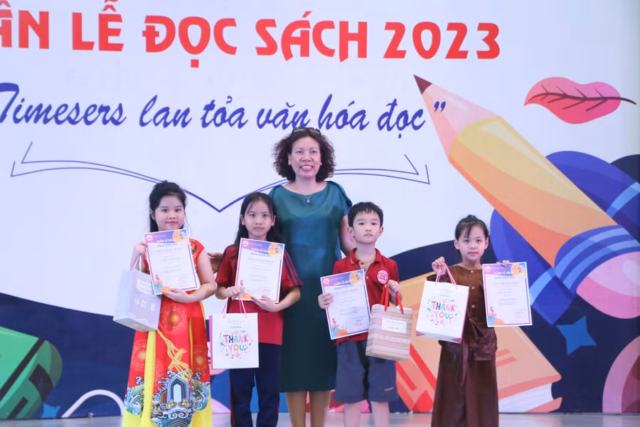 Cô Nguyễn Thị Thản - Phó Hiệu trưởng nhà trường trao giải cuộc thi vẽ tranh "Nhân vật tôi yêu" cho các em. Cô Nguyễn Thị Thản - Phó Hiệu trưởng nhà trường trao giải cuộc thi vẽ tranh "Nhân vật tôi yêu" cho các em.