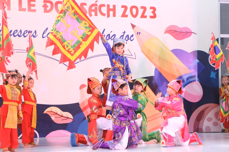 Tiết mục của các em học sinh tái hiện lại hình ảnh của người anh hùng trẻ tuổi Trần Quốc Toản. Tiết mục của các em học sinh tái hiện lại hình ảnh của người anh hùng trẻ tuổi Trần Quốc Toản.