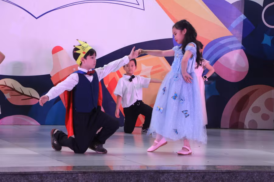 Hoạt cảnh trong câu chuyện "Cô bé Lọ Lem" được các em học sinh tái hiện sinh động trên sân khấu với những bước nhảy uyển chuyển. Hoạt cảnh trong câu chuyện "Cô bé Lọ Lem" được các em học sinh tái hiện sinh động trên sân khấu với những bước nhảy uyển chuyển.