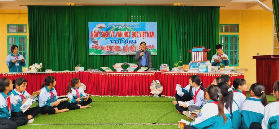 Thầy Hiệu trưởng Phạm Văn Trang khẳng định tầm quan trọng của sách và văn hóa đọc trong cuộc sống.