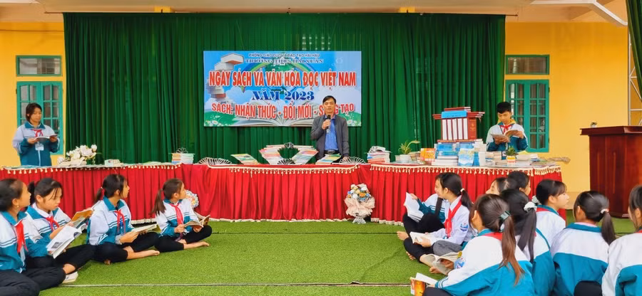 Thầy Hiệu trưởng Phạm Văn Trang khẳng định tầm quan trọng của sách và văn hóa đọc trong cuộc sống.