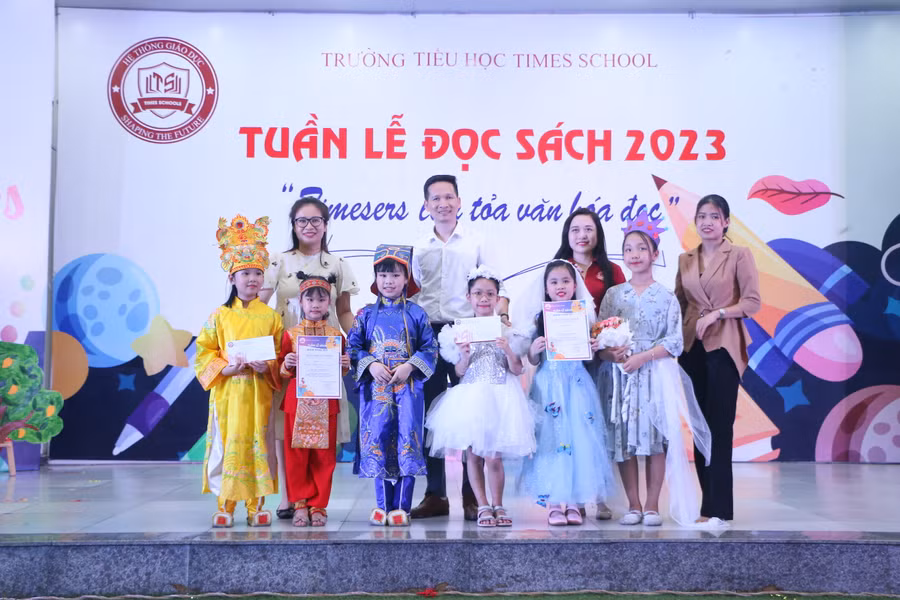 Thầy Nguyễn Duy Khuê - Hiệu trưởng nhà trường cùng đại biểu khách mời trao thưởng cho các em học sinh của đội thi giành Giải Ấn tượng và Giải Sáng tạo của cuộc thi "Hóa thân cùng sách".