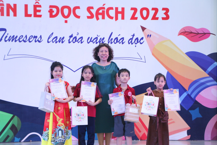 Cô Nguyễn Thị Thản - Phó Hiệu trưởng nhà trường trao giải cuộc thi vẽ tranh "Nhân vật tôi yêu" cho các em. Cô Nguyễn Thị Thản - Phó Hiệu trưởng nhà trường trao giải cuộc thi vẽ tranh "Nhân vật tôi yêu" cho các em.