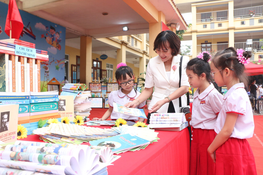 Những góc nhỏ của sân trường được bài trí nhiều cuốn sách ở nhiều thể loại cho học sinh lựa chọn đọc.