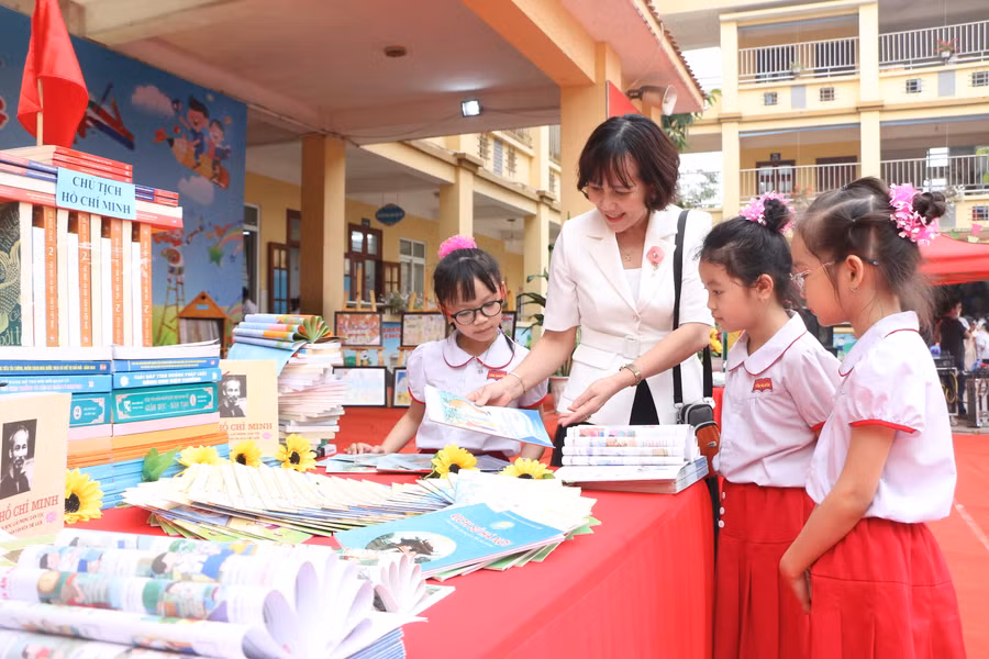 Những góc nhỏ của sân trường được bài trí nhiều cuốn sách ở nhiều thể loại cho học sinh lựa chọn đọc.