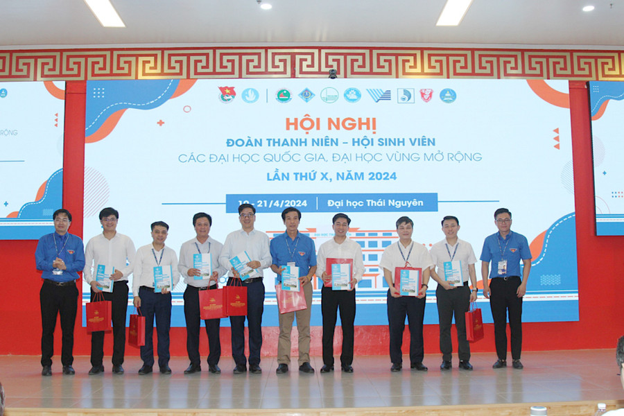 Tri ân nguyên Bí thư, Phó Bí thư Đoàn TNCS HCM Đại học Thái Nguyên qua các thời kỳ. Tri ân nguyên Bí thư, Phó Bí thư Đoàn TNCS HCM Đại học Thái Nguyên qua các thời kỳ.