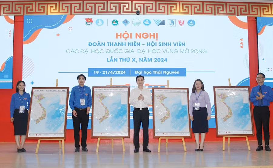 Bí thư Trung ương Đoàn TNCS Hồ Chí Minh, Chủ tịch Trung ương Hội Sinh viên Việt Nam Nguyễn Minh Triết tặng bản đồ cho các Đại học Quốc gia, Đại học vùng.