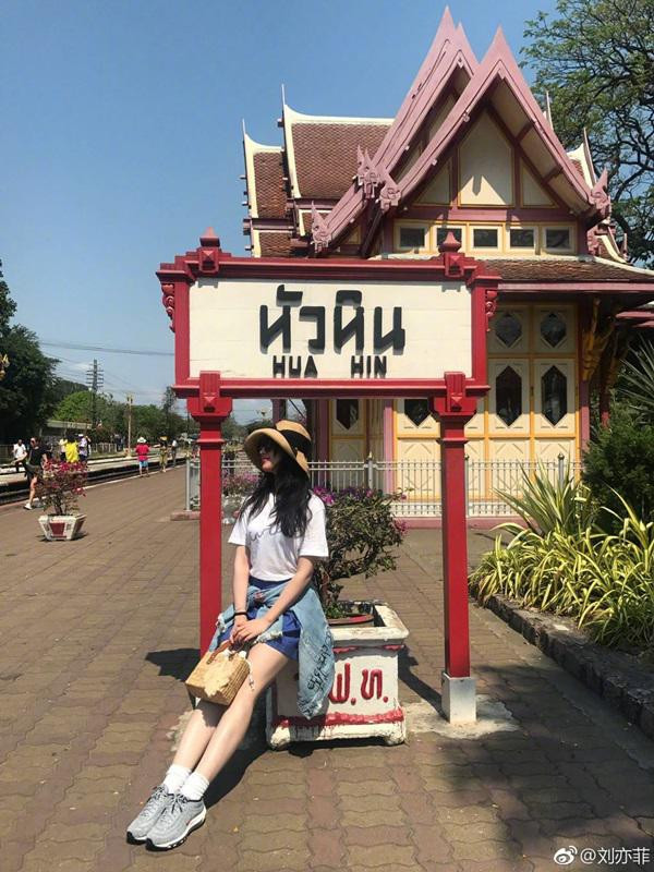 Cứ ngỡ Lưu Diệc Phi đẹp hoàn hảo, ai ngờ cô sở hữu khuyết điểm kém duyên này ảnh 3 Cứ ngỡ Lưu Diệc Phi đẹp hoàn hảo, ai ngờ cô sở hữu đôi chân cơ bắp như này-4