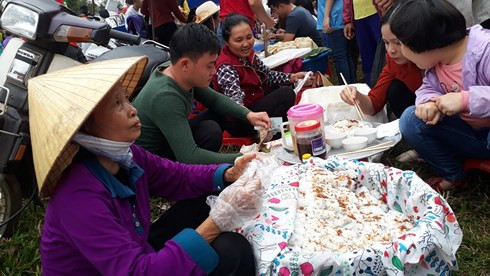 Chợ phiên mỗi năm họp duy nhất một lần: “Choảng” nhau càng to, càng may mắn ảnh 5