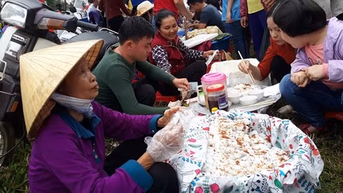 Chợ phiên mỗi năm họp duy nhất một lần: “Choảng” nhau càng to, càng may mắn ảnh 5