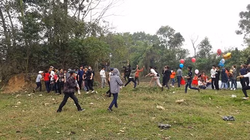 Chợ phiên mỗi năm họp duy nhất một lần: “Choảng” nhau càng to, càng may mắn ảnh 7