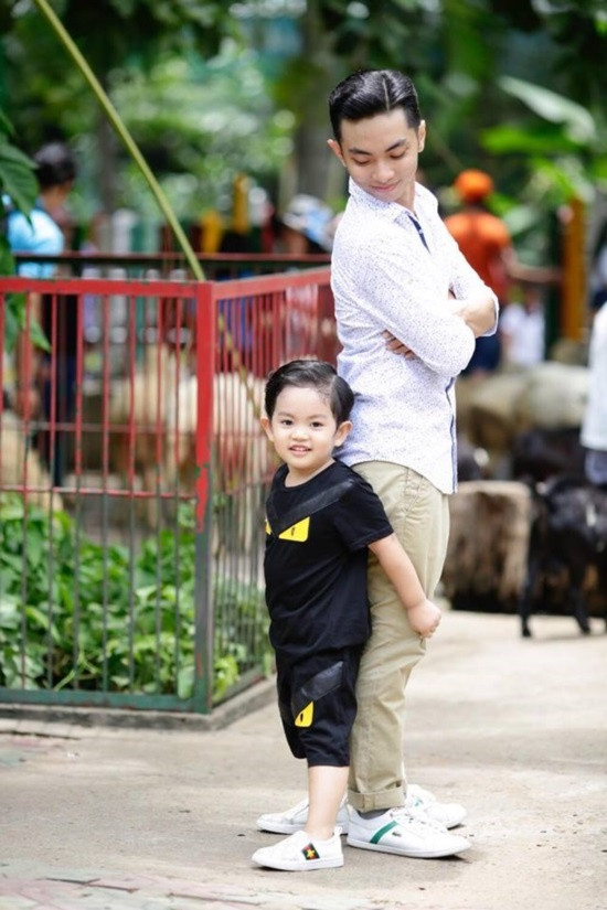 Mới 3 tuổi, con trai Khánh Thi sở hữu bộ sưu tập đồ hiệu cả trăm triệu đồng ảnh 2 Mới 3 tuổi, con trai Khánh Thi sở hữu bộ sưu tập đồ hiệu cả trăm triệu đồng ảnh 2