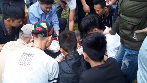 Chợ phiên mỗi năm họp duy nhất một lần: “Choảng” nhau càng to, càng may mắn ảnh 16