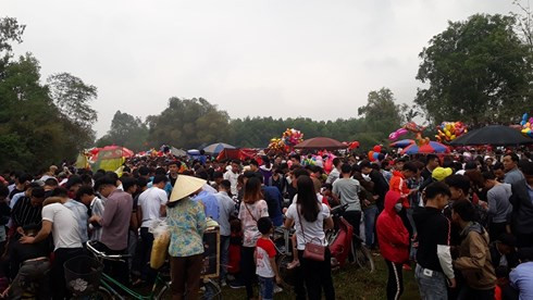 Chợ phiên mỗi năm họp duy nhất một lần: “Choảng” nhau càng to, càng may mắn ảnh 1