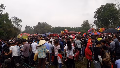 Chợ phiên mỗi năm họp duy nhất một lần: “Choảng” nhau càng to, càng may mắn ảnh 1