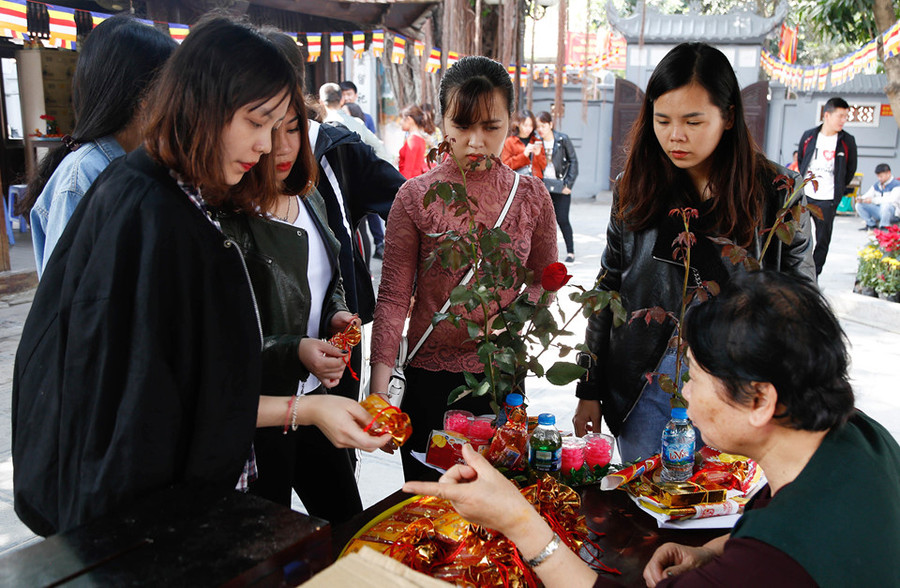 Nam thanh nữ tú đến chùa Hà xin thoát ế tăng đột biến ngày Valentine ảnh 7 Nam thanh nu tu den chua Ha xin thoat e tang dot bien vao Valentine hinh anh 7