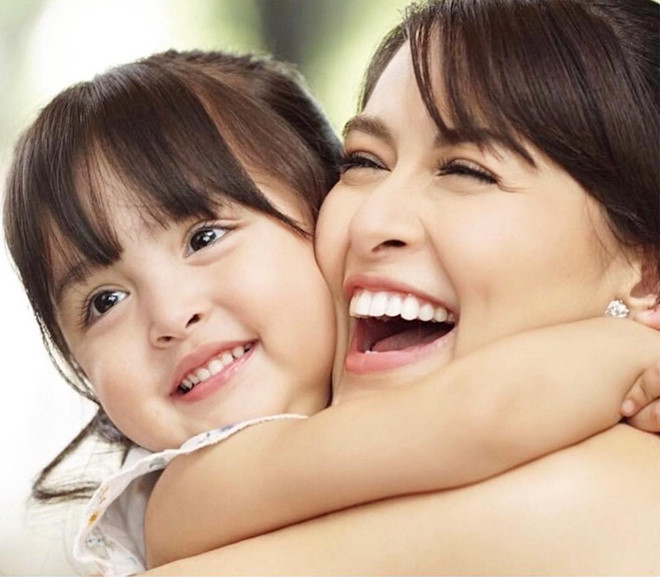 Zia được cha mẹ nuôi dạy rất cẩn thận. Cô bé được cho đi du lịch nhiều nơi để trải nghiệm cuộc sống nên không sợ người lạ. Zia cũng nói tiếng Anh tốt và còn được dạy tiếng Tây Ban Nha vì Marian vốn là con lai. "Con bé thích nhảy múa, hát và đọc sách. Zia rất thông minh và dễ thương". Con gai 4 tuoi cua