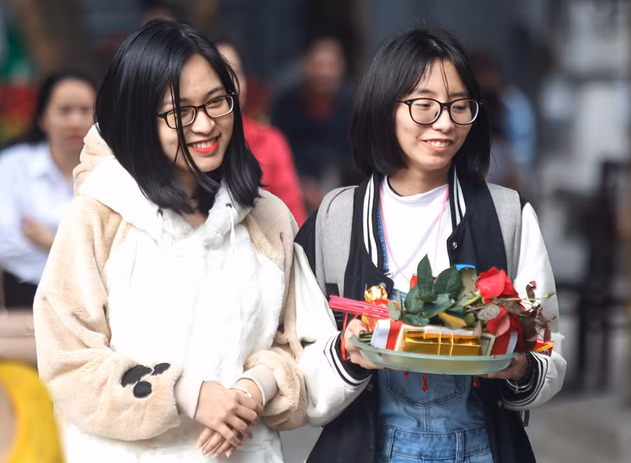 Nam thanh nu tu den chua Ha xin thoat e tang dot bien vao Valentine hinh anh 3