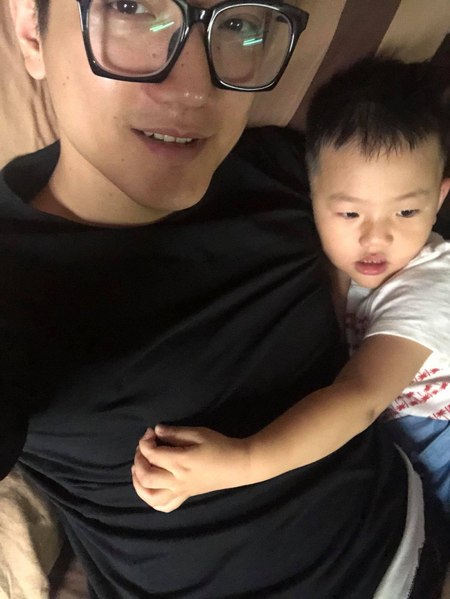 3 ông bố sao Việt vẫn làm tròn trách nhiệm, luôn chăm sóc con ân cần dù đã ly hôn với vợ - Ảnh 9. 3 ông bố sao Việt vẫn làm tròn trách nhiệm, luôn chăm sóc con ân cần dù đã ly hôn với vợ - Ảnh 9.