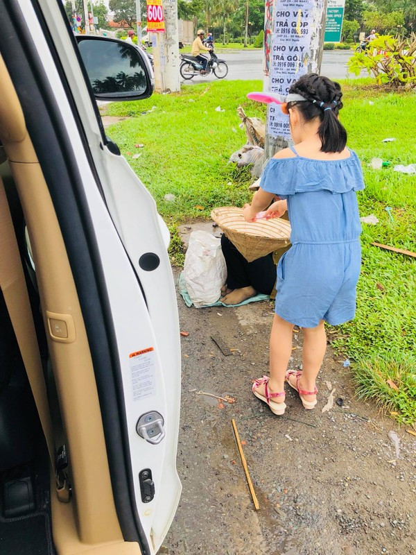 Thủy Tiên "bật mí" cách con gái sử dụng số tiền lì xì khủng ngày Tết ảnh 3 Cũng giống như ba mẹ, Bánh Gạo rất thích giúp đỡ người khác.