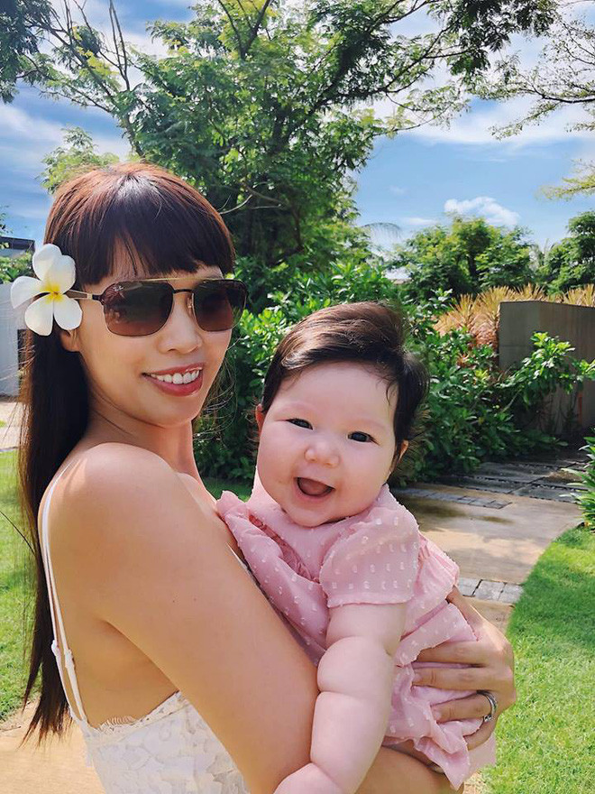 Chưa tròn 1 tuổi mà ba tiểu công chúa nhà sao Việt đã được dự đoán xinh đẹp, sành điệu hơn cả mẹ - Ảnh 10. Chưa tròn 1 tuổi mà ba tiểu công chúa nhà sao Việt đã được dự đoán xinh đẹp, sành điệu hơn cả mẹ - Ảnh 10.