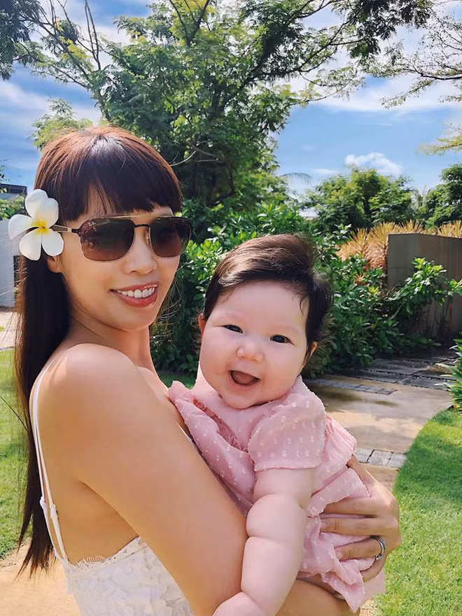 Chưa tròn 1 tuổi mà ba tiểu công chúa nhà sao Việt đã được dự đoán xinh đẹp, sành điệu hơn cả mẹ - Ảnh 10.