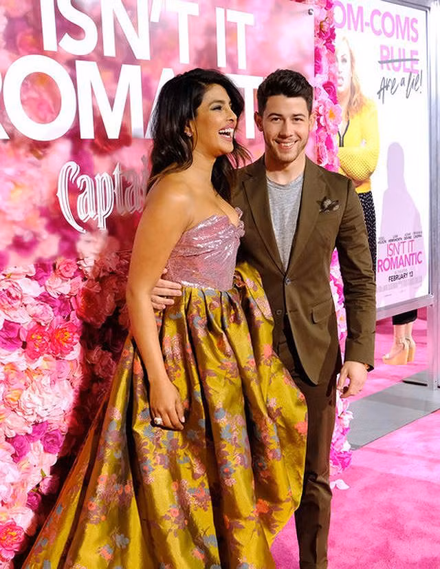 Hoa hậu thế giới rạng rỡ bên chồng kém 10 tuổi - 1