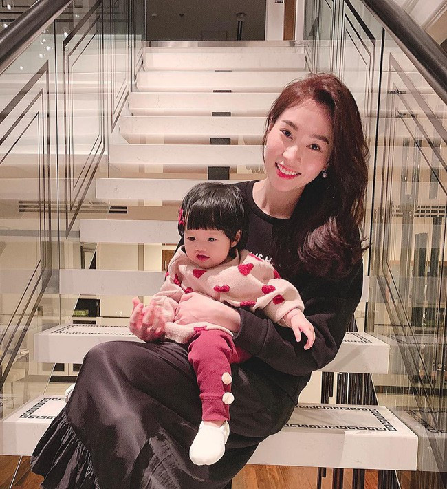 Chưa tròn 1 tuổi mà ba tiểu công chúa nhà sao Việt đã được dự đoán xinh đẹp, sành điệu hơn cả mẹ - Ảnh 6. Chưa tròn 1 tuổi mà ba tiểu công chúa nhà sao Việt đã được dự đoán xinh đẹp, sành điệu hơn cả mẹ - Ảnh 6.