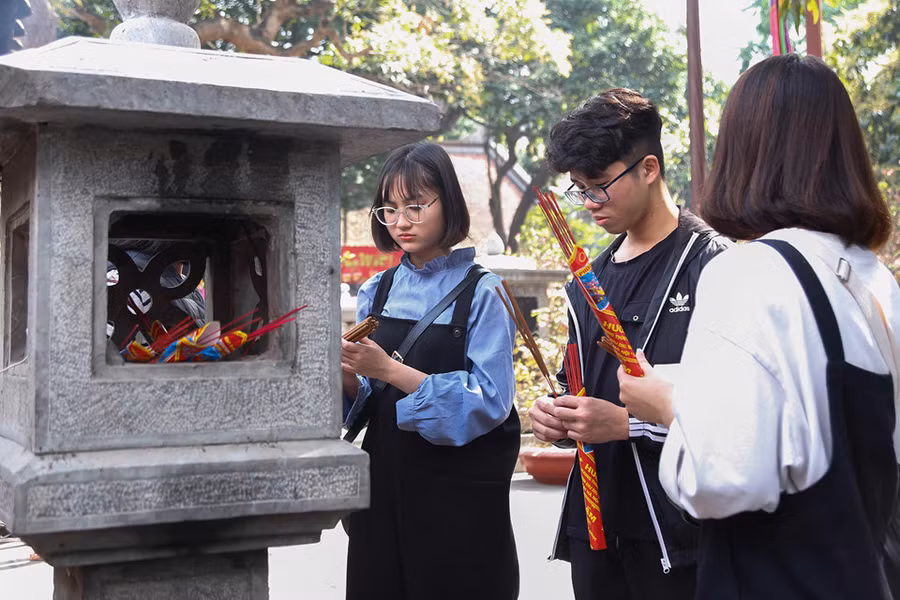 Nam thanh nu tu den chua Ha xin thoat e tang dot bien vao Valentine hinh anh 2