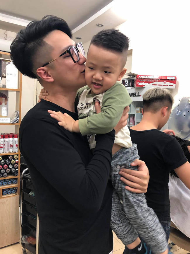 3 ông bố sao Việt vẫn làm tròn trách nhiệm, luôn chăm sóc con ân cần dù đã ly hôn với vợ - Ảnh 6. 3 ông bố sao Việt vẫn làm tròn trách nhiệm, luôn chăm sóc con ân cần dù đã ly hôn với vợ - Ảnh 6.