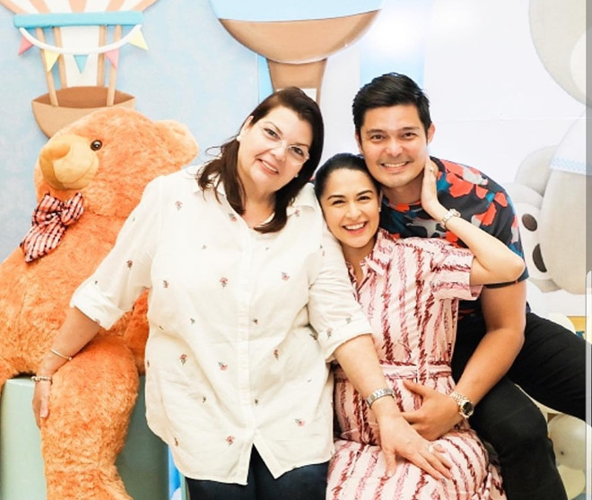 Ngày 17/2, Marian Rivera - mỹ nhân được mệnh danh là đẹp nhất Philippines - được gia đình chồng tổ chức một bữa tiệc nhỏ để chúc mừng cô chuẩn bị lên làm mẹ lần thứ 2. Trong bữa tiệc, nữ diễn viên hạnh phúc bên họ hàng và người chồng cũng nổi danh không kém: tài tử Dingdong Dantes. Con thứ 2 của Marian là con trai. Con gai 4 tuoi cua