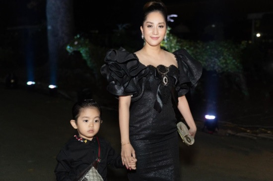 Mới 3 tuổi, con trai Khánh Thi sở hữu bộ sưu tập đồ hiệu cả trăm triệu đồng ảnh 9 Mới 3 tuổi, con trai Khánh Thi sở hữu bộ sưu tập đồ hiệu cả trăm triệu đồng ảnh 9