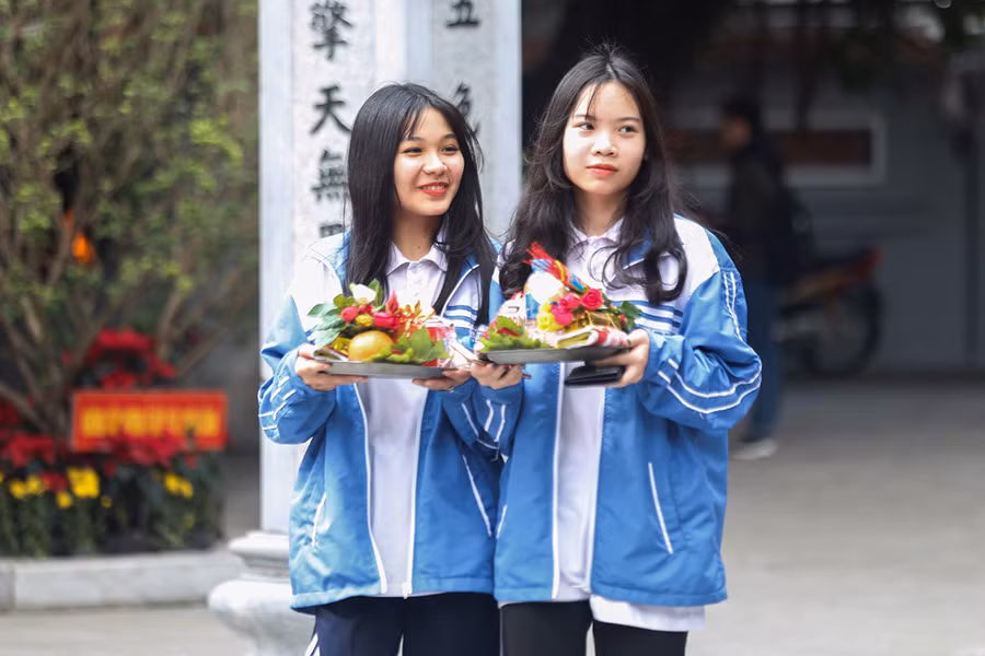 Nam thanh nữ tú đến chùa Hà xin thoát ế tăng đột biến ngày Valentine